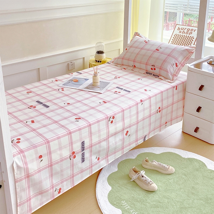 91家纺网 家纺一手货源 找家纺 春皖家纺 2025新款学生季全棉纯棉13070印花单床单 床单单件 樱红瑞彩