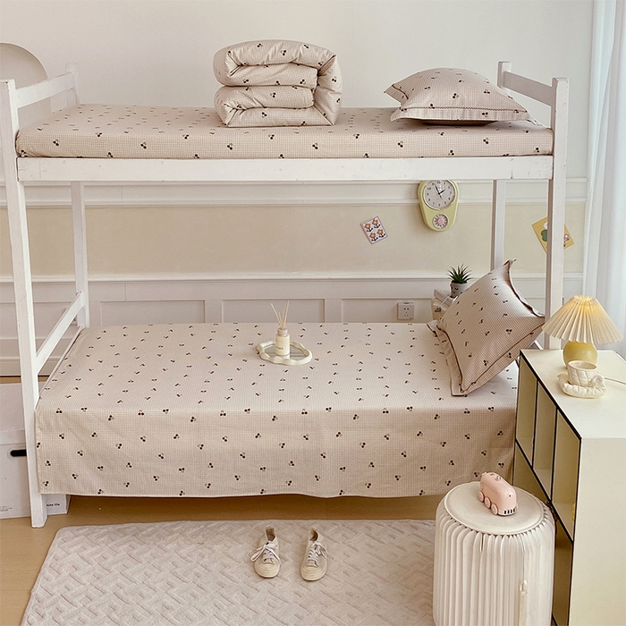 91家纺网 家纺一手货源 找家纺 春皖家纺 2025新款学生季全棉纯棉13070印花单床单 床单单件 樱姿飒爽