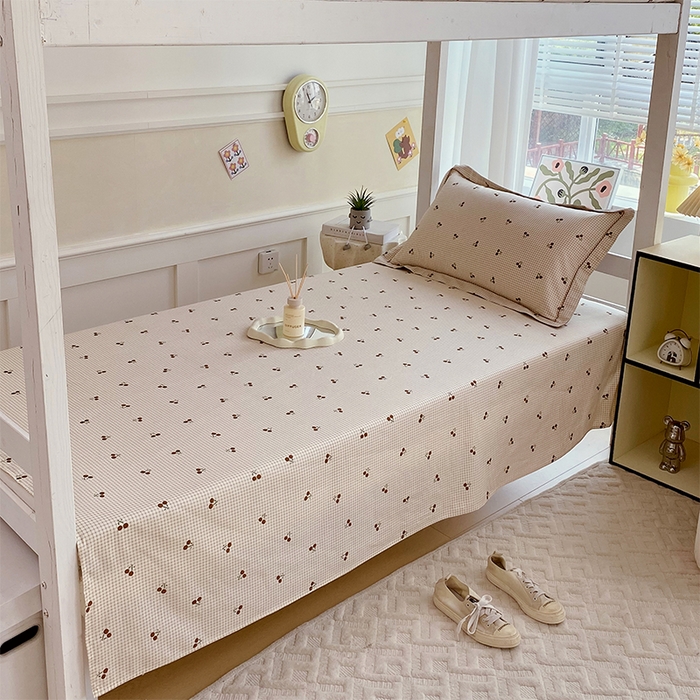 91家纺网 家纺一手货源 找家纺 春皖家纺 2025新款学生季全棉纯棉13070印花单床单 床单单件 樱姿飒爽