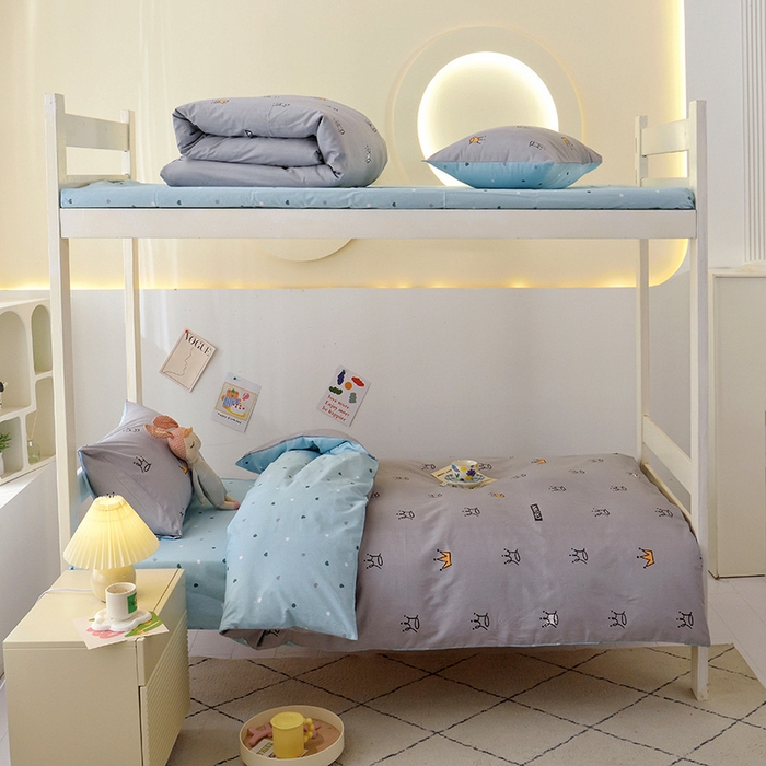 91家纺网 家纺一手货源 找家纺 水妙家纺 2025新款A类全棉学生宿舍二合一子母被海绵床垫六件套床单五件套纯棉三件套可定制 星耀皇冠-灰