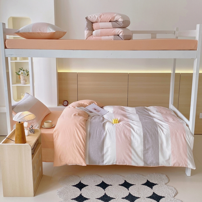 91家纺网 家纺一手货源 找家纺 春皖家纺 2025新款AB棉全棉亲肤水洗棉学生三件套四件套 素雅-灰白条