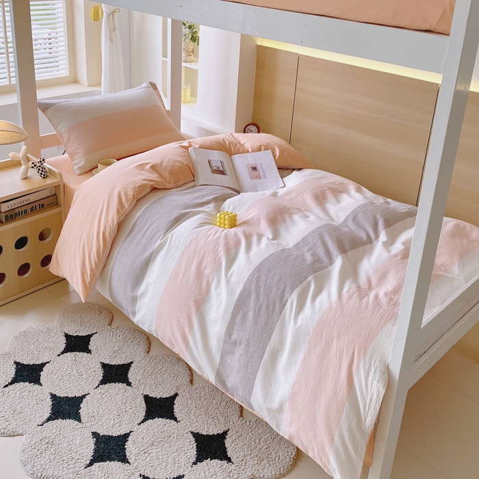 91家纺网 家纺一手货源 找家纺 春皖家纺 2025新款AB棉全棉亲肤水洗棉学生三件套四件套 素雅-灰白条