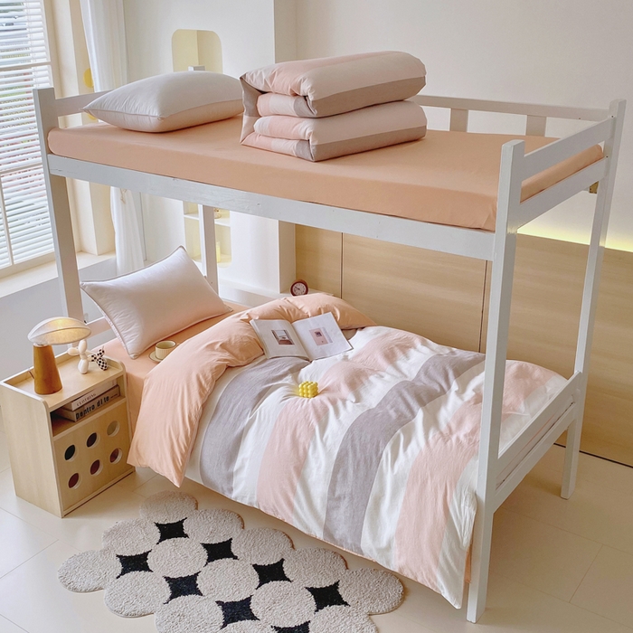 91家纺网 家纺一手货源 找家纺 春皖家纺 2025新款AB棉全棉亲肤水洗棉学生三件套四件套 素雅-灰白条