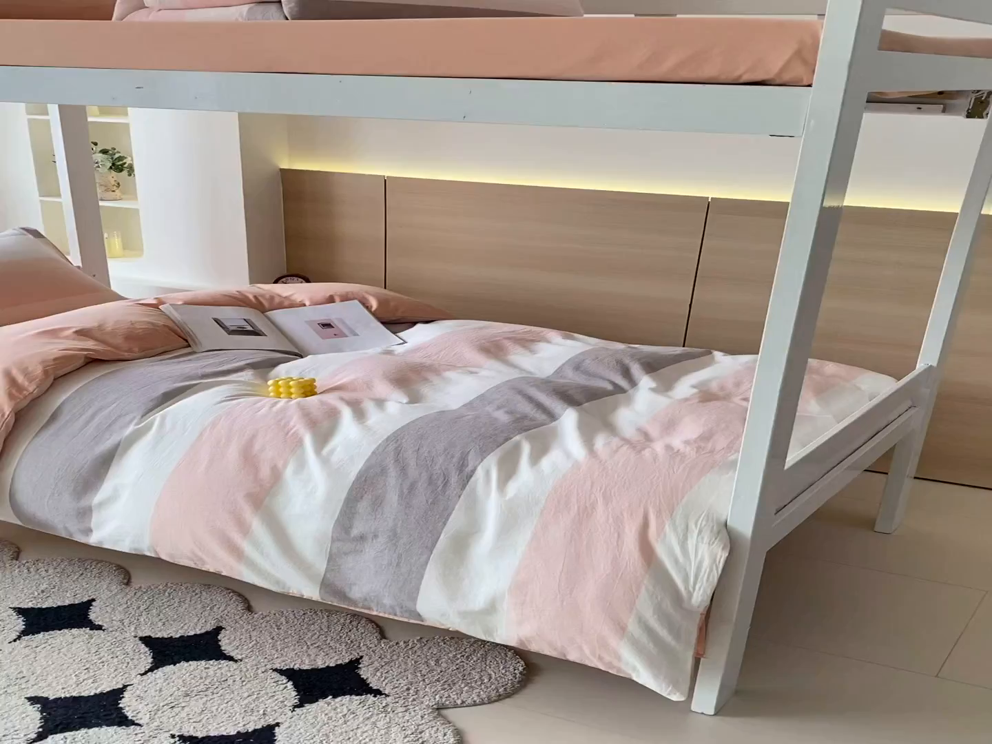 91家纺网 家纺一手货源 找家纺 春皖家纺 2025新款AB棉全棉亲肤水洗棉学生三件套四件套 素雅-灰白条