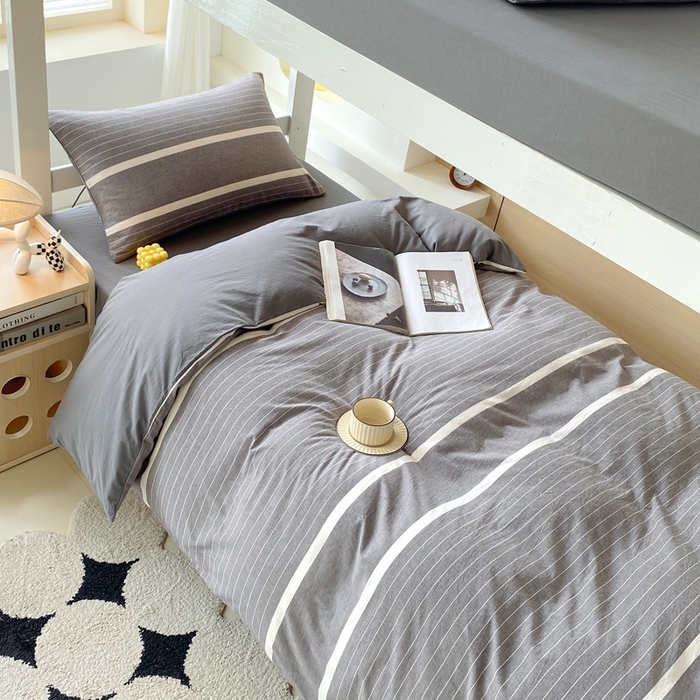 91家纺网 家纺一手货源 找家纺 春皖家纺 2025新款AB棉全棉亲肤水洗棉学生三件套四件套 素雅-灰条