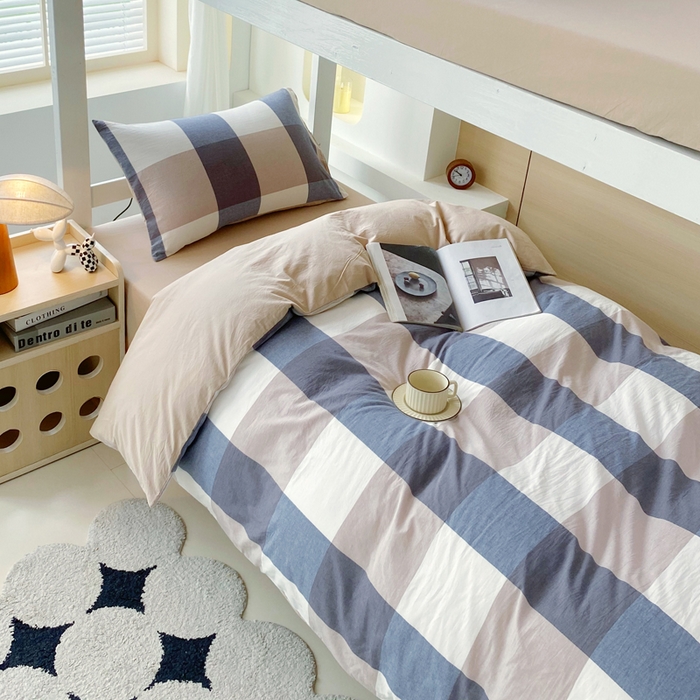 91家纺网 家纺一手货源 找家纺 春皖家纺 2025新款AB棉全棉亲肤水洗棉学生三件套四件套 素雅-蓝大格