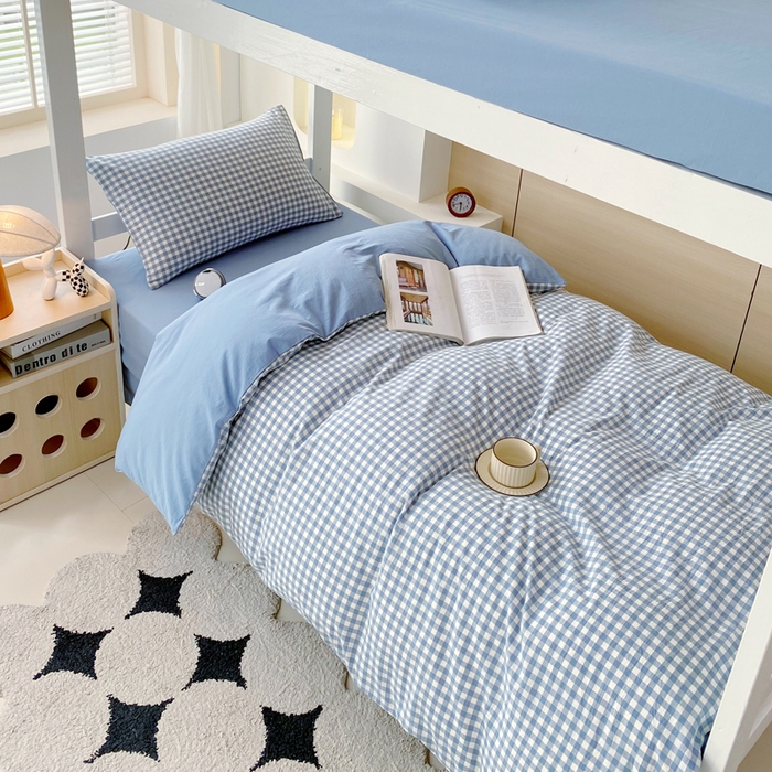 91家纺网 家纺一手货源 找家纺 春皖家纺 2025新款AB棉全棉亲肤水洗棉学生三件套四件套 素雅-蓝小格