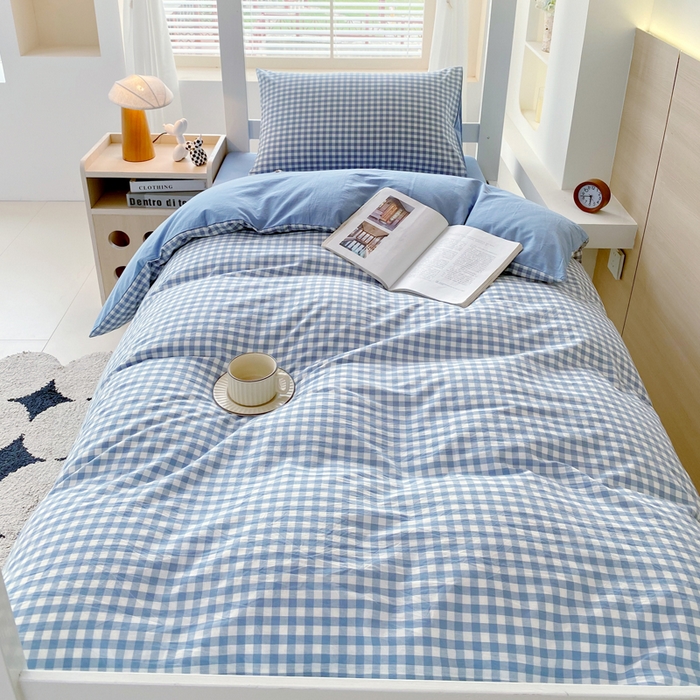 91家纺网 家纺一手货源 找家纺 春皖家纺 2025新款AB棉全棉亲肤水洗棉学生三件套四件套 素雅-蓝小格