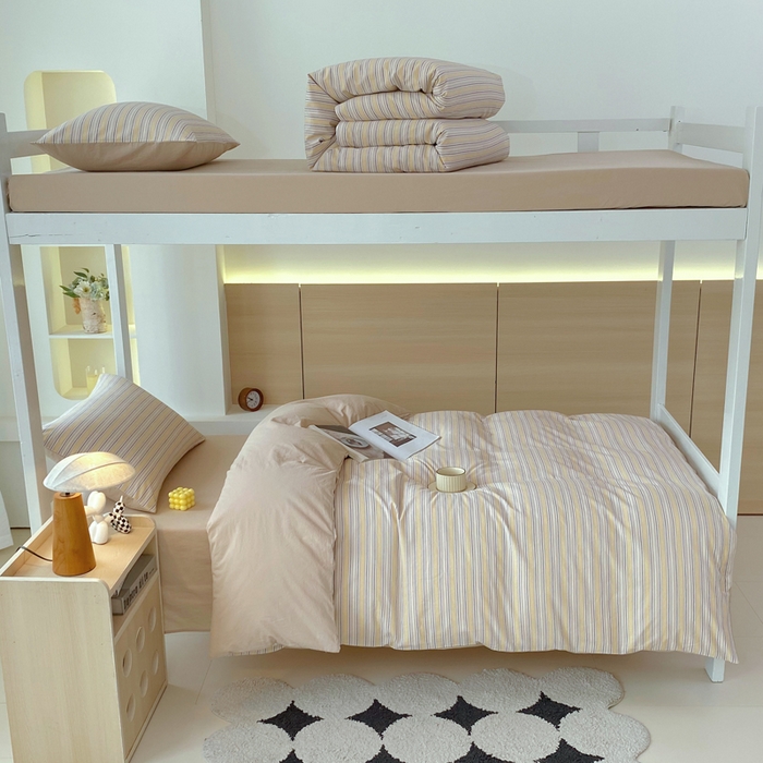 91家纺网 家纺一手货源 找家纺 春皖家纺 2025新款AB棉全棉亲肤水洗棉学生三件套四件套 素雅-杏黄纹