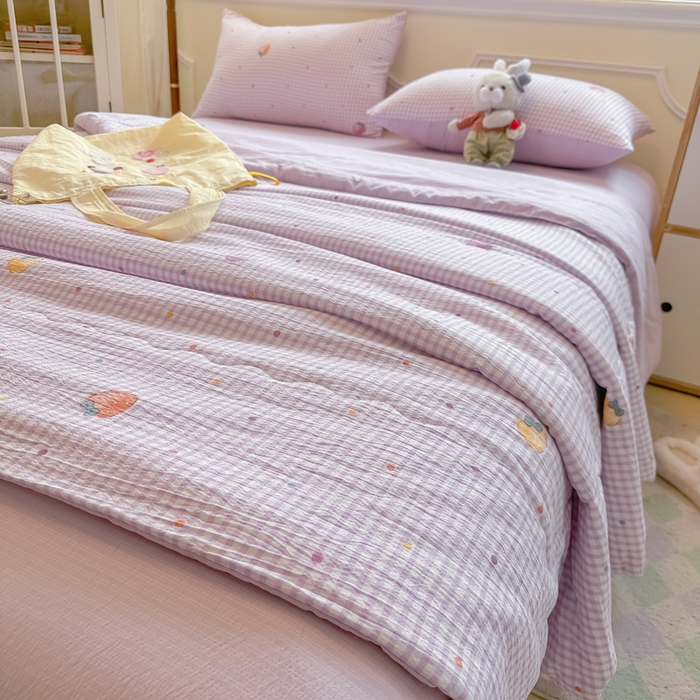 91家纺网 家纺一手货源 找家纺 玉海棠家纺 2025新款云感双层纱暗合夏被夏凉被空调被四件套 草莓甜心