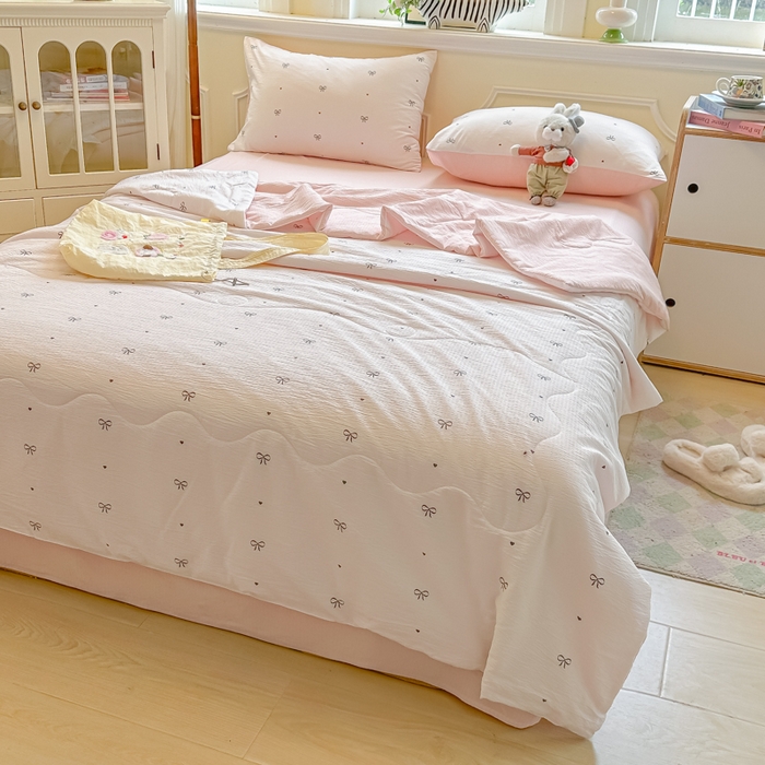 91家纺网 家纺一手货源 找家纺 玉海棠家纺 2025新款云感双层纱暗合夏被夏凉被空调被四件套 粉色心意