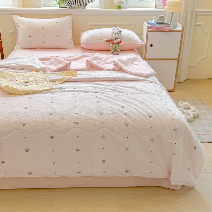 91家纺网 家纺一手货源 找家纺 玉海棠家纺 2025新款云感双层纱暗合夏被夏凉被空调被四件套 粉色心意