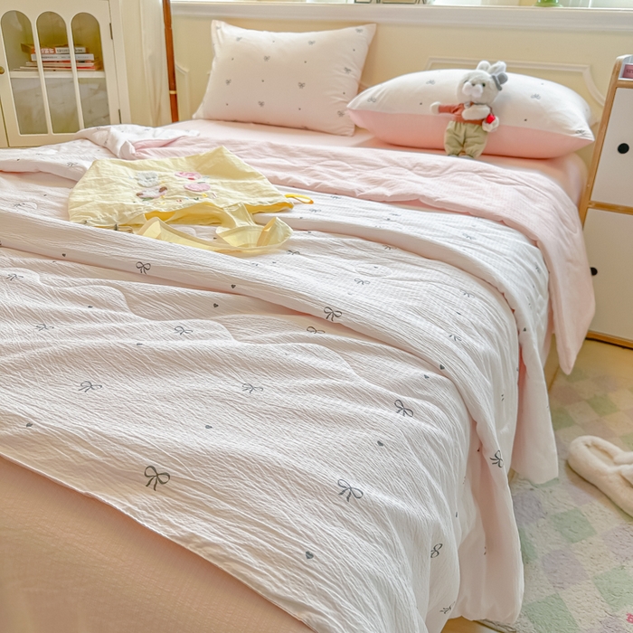 91家纺网 家纺一手货源 找家纺 玉海棠家纺 2025新款云感双层纱暗合夏被夏凉被空调被四件套 粉色心意