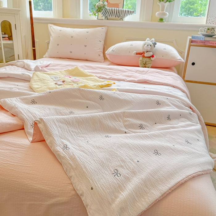 91家纺网 家纺一手货源 找家纺 玉海棠家纺 2025新款云感双层纱暗合夏被夏凉被空调被四件套 粉色心意