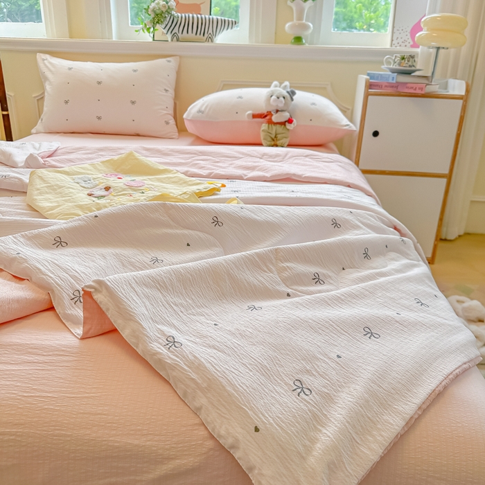 91家纺网 家纺一手货源 找家纺 玉海棠家纺 2025新款云感双层纱暗合夏被夏凉被空调被四件套 粉色心意