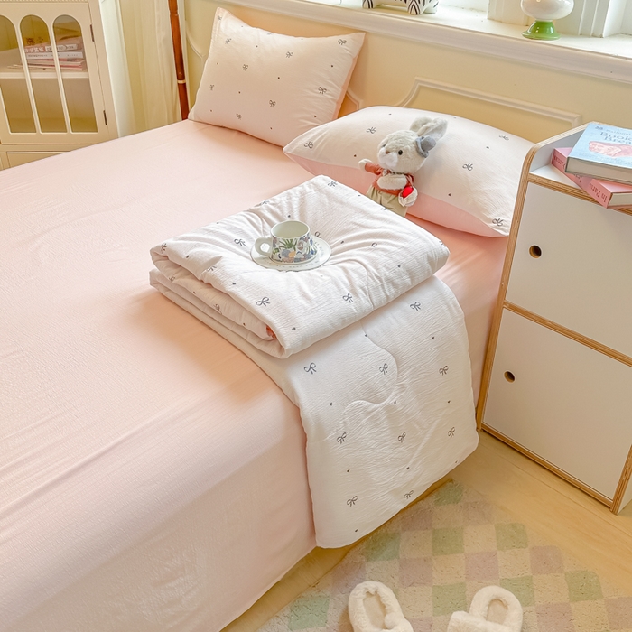 91家纺网 家纺一手货源 找家纺 玉海棠家纺 2025新款云感双层纱暗合夏被夏凉被空调被四件套 粉色心意