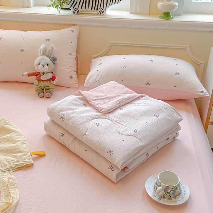 91家纺网 家纺一手货源 找家纺 玉海棠家纺 2025新款云感双层纱暗合夏被夏凉被空调被四件套 粉色心意