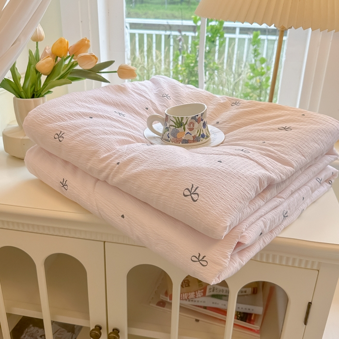 91家纺网 家纺一手货源 找家纺 玉海棠家纺 2025新款云感双层纱暗合夏被夏凉被空调被四件套 粉色心意