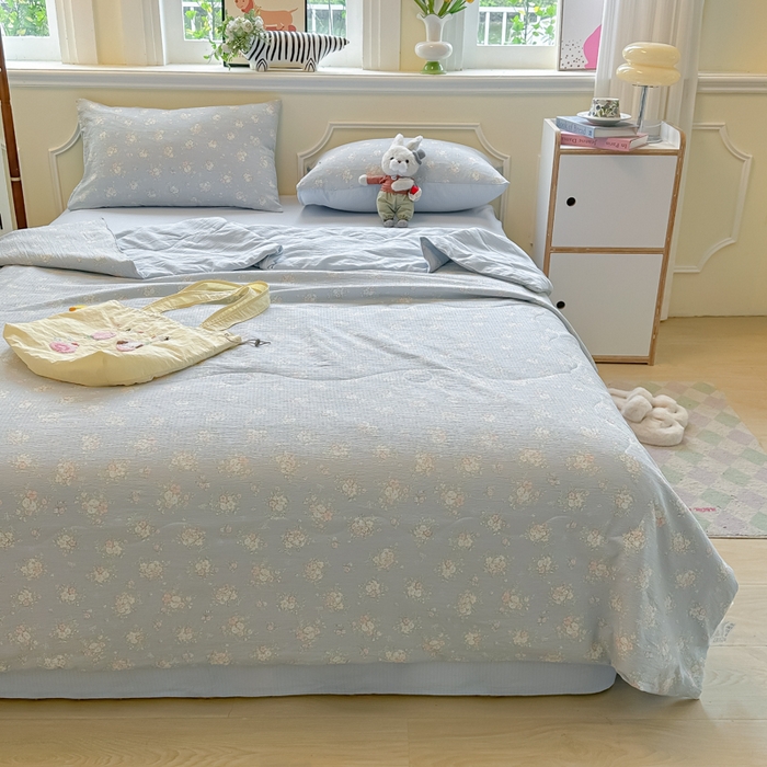 91家纺网 家纺一手货源 找家纺 玉海棠家纺 2025新款云感双层纱暗合夏被夏凉被空调被四件套 蓝风铃