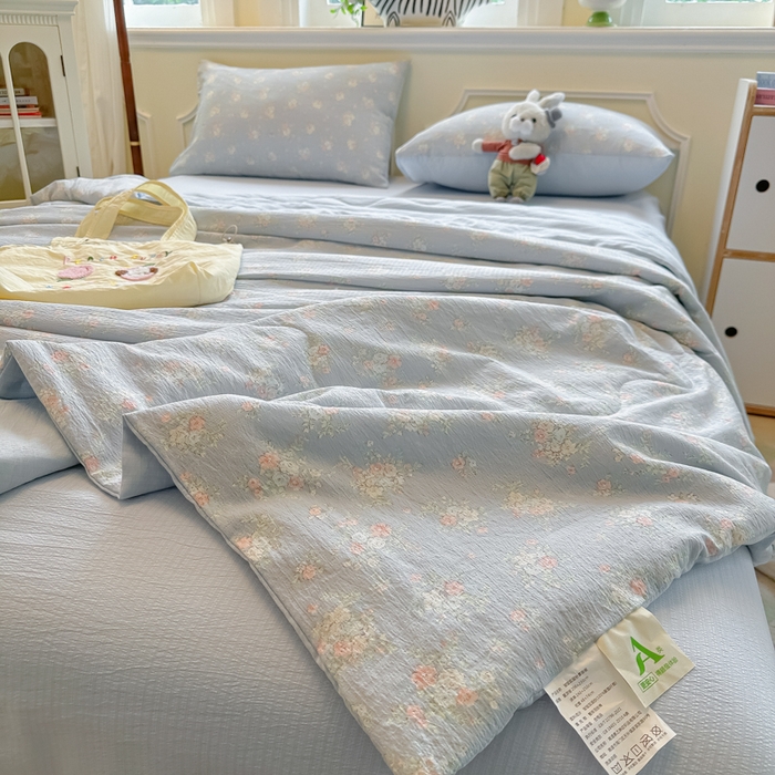 91家纺网 家纺一手货源 找家纺 玉海棠家纺 2025新款云感双层纱暗合夏被夏凉被空调被四件套 蓝风铃