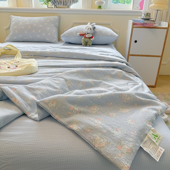 91家纺网 家纺一手货源 找家纺 玉海棠家纺 2025新款云感双层纱暗合夏被夏凉被空调被四件套 蓝风铃