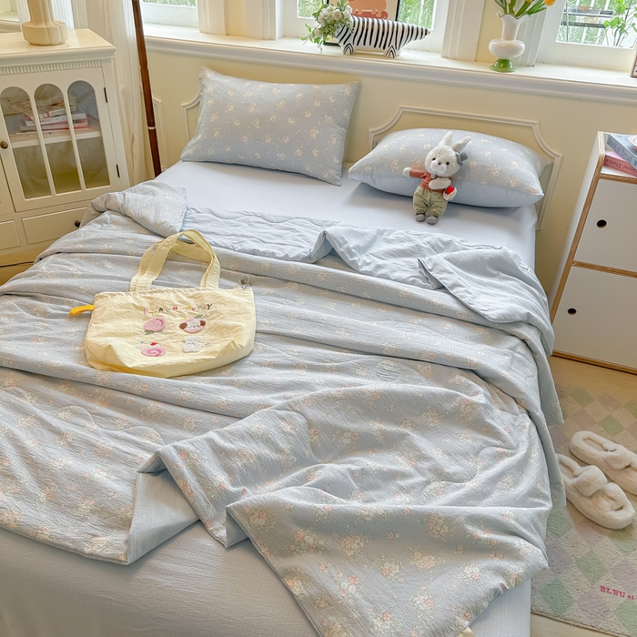 91家纺网 家纺一手货源 找家纺 玉海棠家纺 2025新款云感双层纱暗合夏被夏凉被空调被四件套 蓝风铃