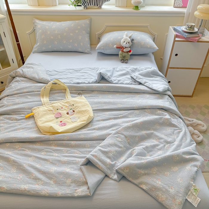 91家纺网 家纺一手货源 找家纺 玉海棠家纺 2025新款云感双层纱暗合夏被夏凉被空调被四件套 蓝风铃