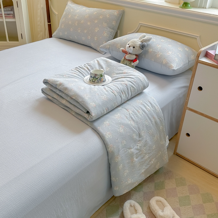 91家纺网 家纺一手货源 找家纺 玉海棠家纺 2025新款云感双层纱暗合夏被夏凉被空调被四件套 蓝风铃