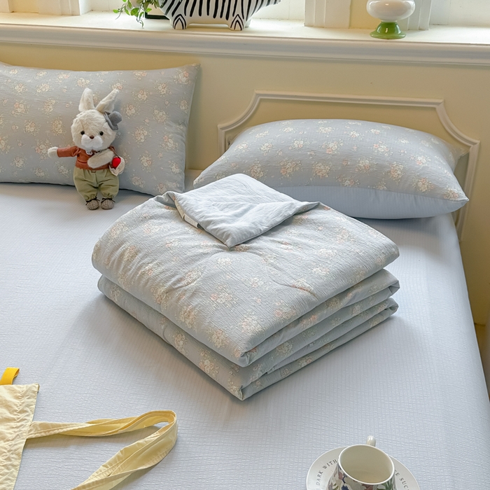 91家纺网 家纺一手货源 找家纺 玉海棠家纺 2025新款云感双层纱暗合夏被夏凉被空调被四件套 蓝风铃