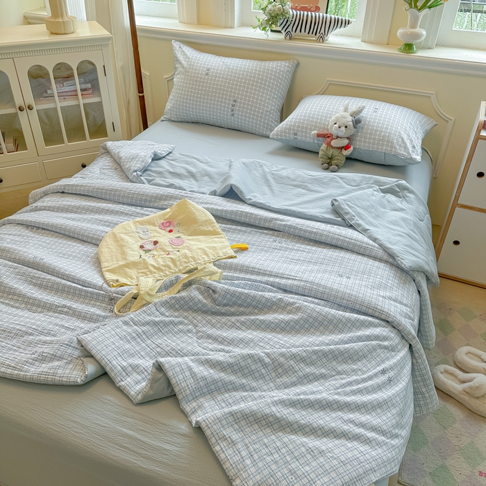 91家纺网 家纺一手货源 找家纺 玉海棠家纺 2025新款云感双层纱暗合夏被夏凉被空调被四件套 蓝格纹