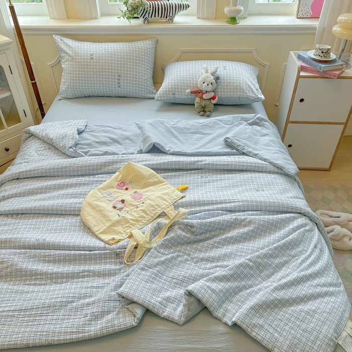 91家纺网 家纺一手货源 找家纺 玉海棠家纺 2025新款云感双层纱暗合夏被夏凉被空调被四件套 蓝格纹