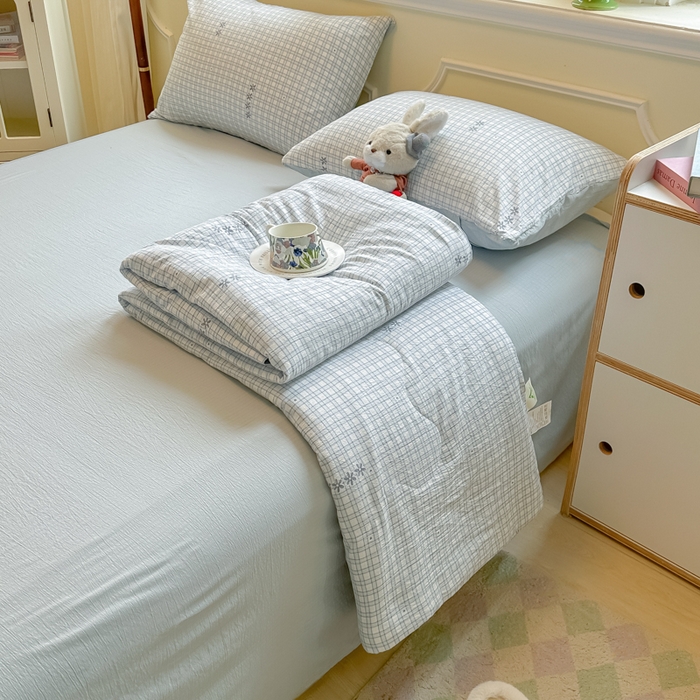 91家纺网 家纺一手货源 找家纺 玉海棠家纺 2025新款云感双层纱暗合夏被夏凉被空调被四件套 蓝格纹