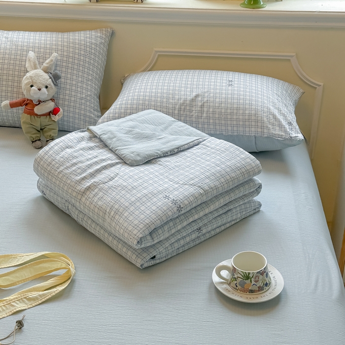91家纺网 家纺一手货源 找家纺 玉海棠家纺 2025新款云感双层纱暗合夏被夏凉被空调被四件套 蓝格纹