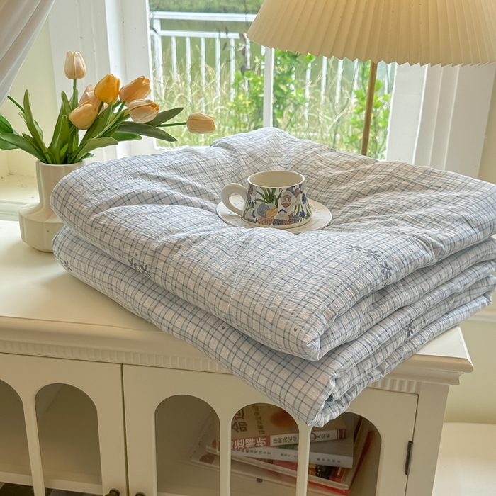 91家纺网 家纺一手货源 找家纺 玉海棠家纺 2025新款云感双层纱暗合夏被夏凉被空调被四件套 蓝格纹