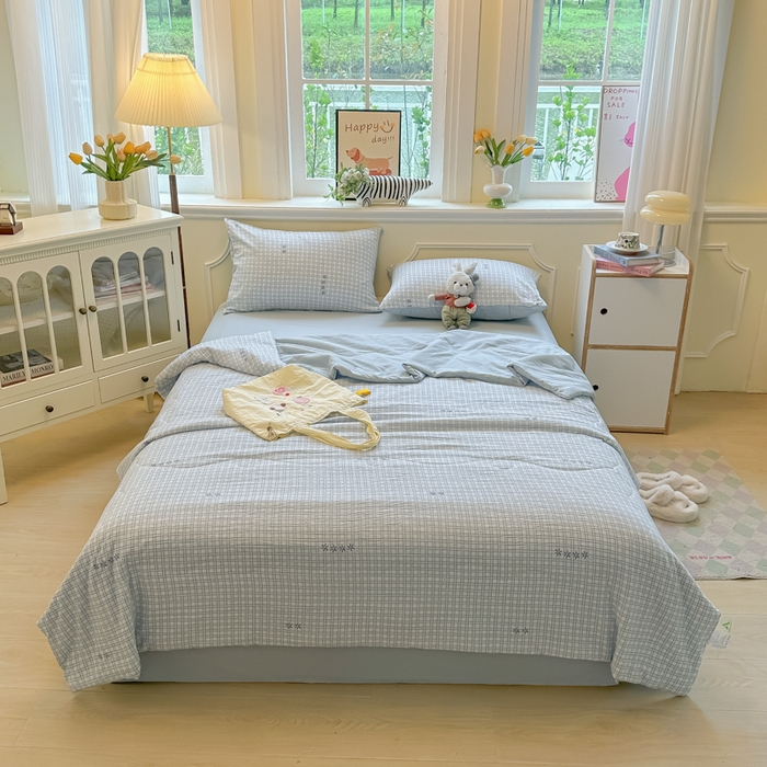 91家纺网 家纺一手货源 找家纺 玉海棠家纺 2025新款云感双层纱暗合夏被夏凉被空调被四件套 蓝格纹