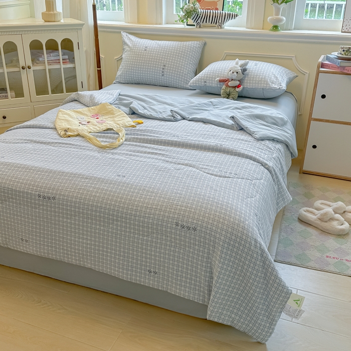 91家纺网 家纺一手货源 找家纺 玉海棠家纺 2025新款云感双层纱暗合夏被夏凉被空调被四件套 蓝格纹