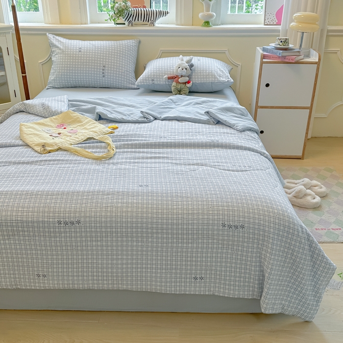 91家纺网 家纺一手货源 找家纺 玉海棠家纺 2025新款云感双层纱暗合夏被夏凉被空调被四件套 蓝格纹