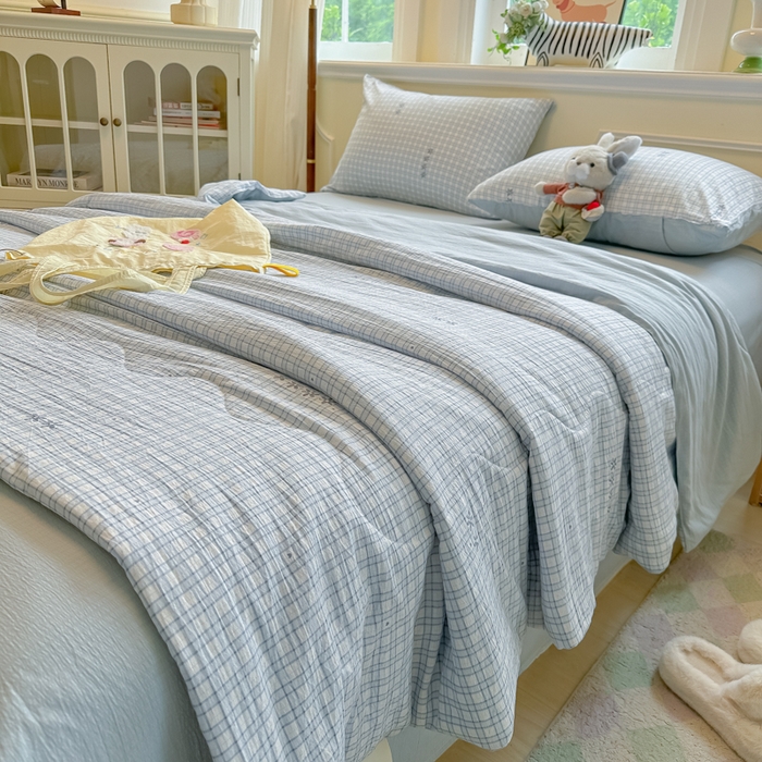 91家纺网 家纺一手货源 找家纺 玉海棠家纺 2025新款云感双层纱暗合夏被夏凉被空调被四件套 蓝格纹