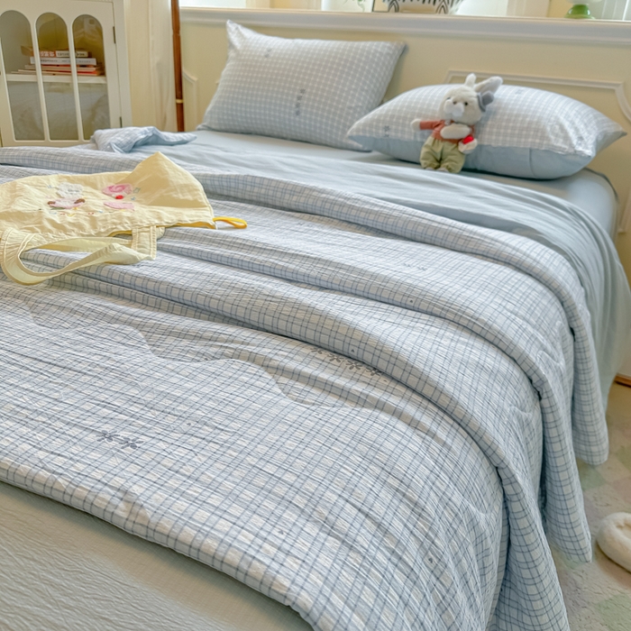 91家纺网 家纺一手货源 找家纺 玉海棠家纺 2025新款云感双层纱暗合夏被夏凉被空调被四件套 蓝格纹