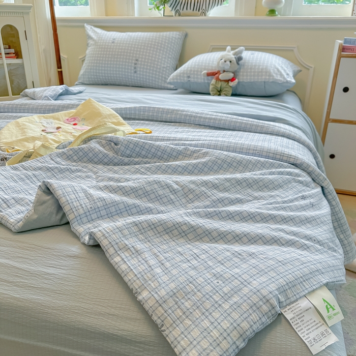91家纺网 家纺一手货源 找家纺 玉海棠家纺 2025新款云感双层纱暗合夏被夏凉被空调被四件套 蓝格纹