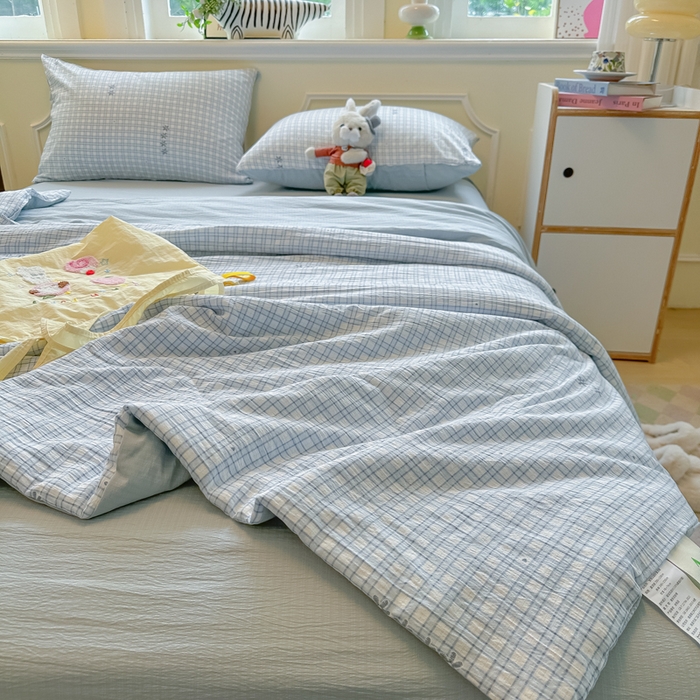 91家纺网 家纺一手货源 找家纺 玉海棠家纺 2025新款云感双层纱暗合夏被夏凉被空调被四件套 蓝格纹