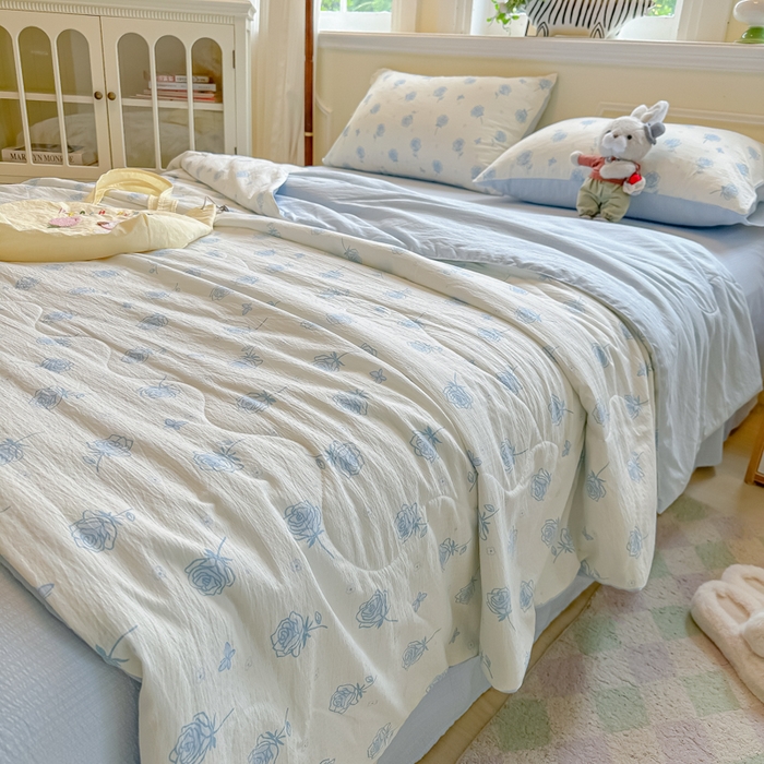 91家纺网 家纺一手货源 找家纺 玉海棠家纺 2025新款云感双层纱暗合夏被夏凉被空调被四件套 蓝玫瑰