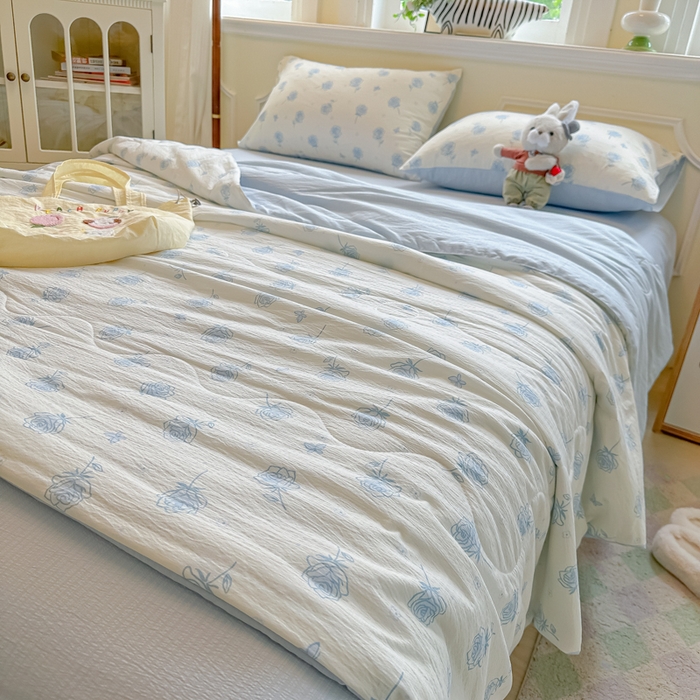 91家纺网 家纺一手货源 找家纺 玉海棠家纺 2025新款云感双层纱暗合夏被夏凉被空调被四件套 蓝玫瑰