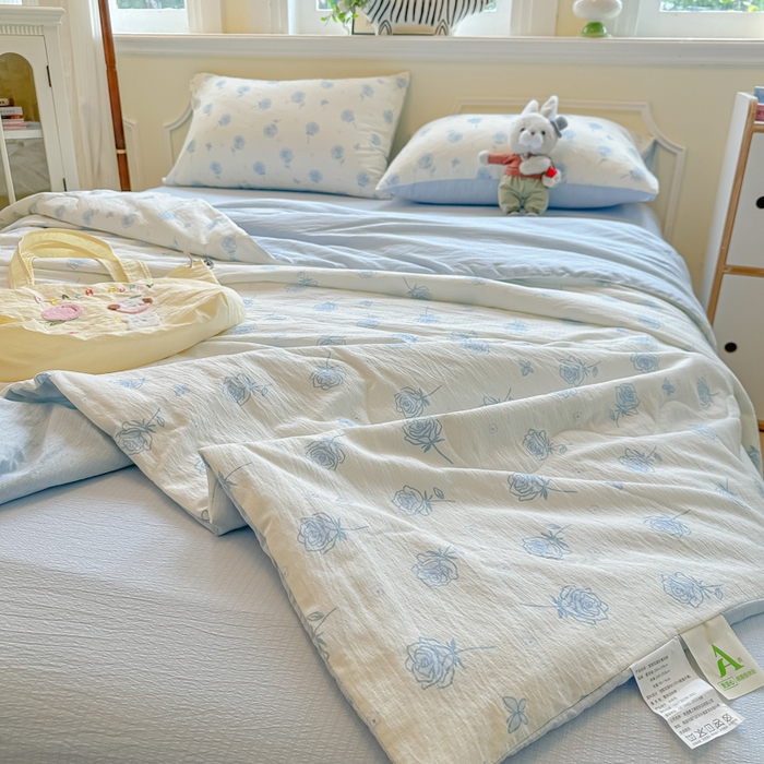 91家纺网 家纺一手货源 找家纺 玉海棠家纺 2025新款云感双层纱暗合夏被夏凉被空调被四件套 蓝玫瑰