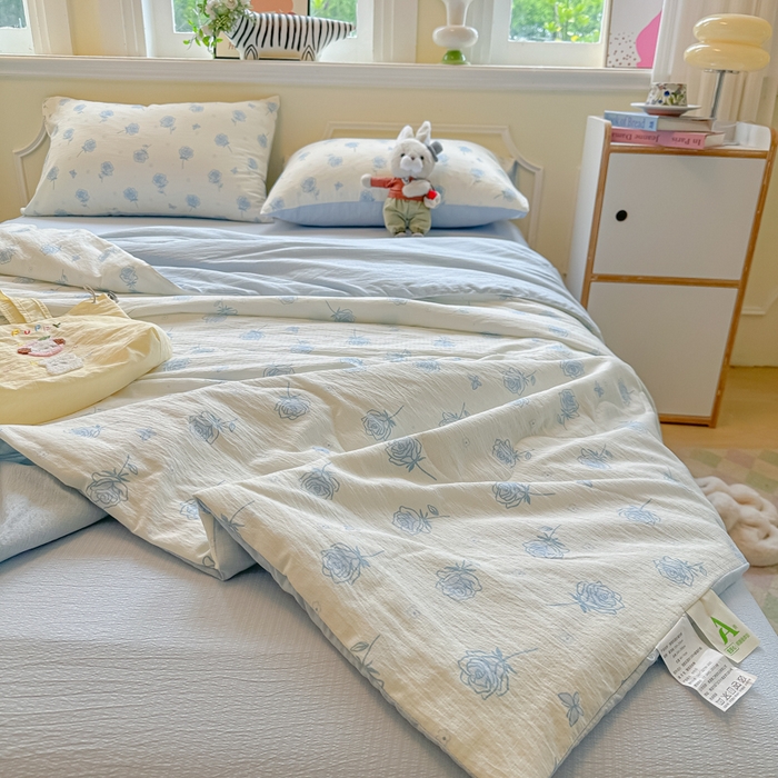 91家纺网 家纺一手货源 找家纺 玉海棠家纺 2025新款云感双层纱暗合夏被夏凉被空调被四件套 蓝玫瑰