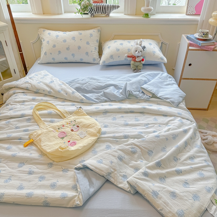 91家纺网 家纺一手货源 找家纺 玉海棠家纺 2025新款云感双层纱暗合夏被夏凉被空调被四件套 蓝玫瑰