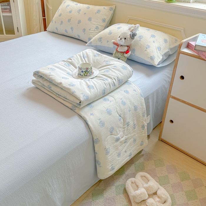 91家纺网 家纺一手货源 找家纺 玉海棠家纺 2025新款云感双层纱暗合夏被夏凉被空调被四件套 蓝玫瑰