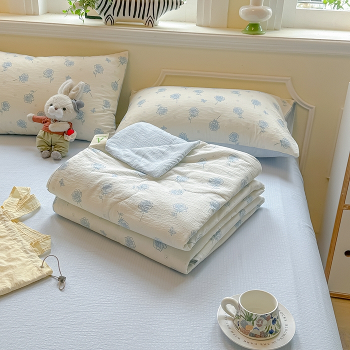 91家纺网 家纺一手货源 找家纺 玉海棠家纺 2025新款云感双层纱暗合夏被夏凉被空调被四件套 蓝玫瑰