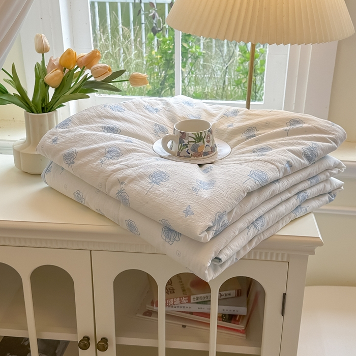 91家纺网 家纺一手货源 找家纺 玉海棠家纺 2025新款云感双层纱暗合夏被夏凉被空调被四件套 蓝玫瑰