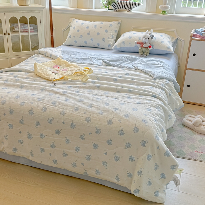 91家纺网 家纺一手货源 找家纺 玉海棠家纺 2025新款云感双层纱暗合夏被夏凉被空调被四件套 蓝玫瑰